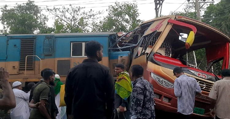 কুমিল্লায় বাস-ট্রেন সংঘর্ষে নিহতদের পরিবারকে ২৫ হাজার টাকা অনুদানের ঘোষণা