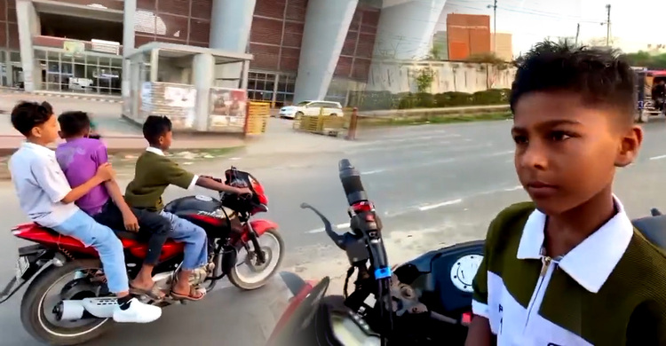 ২ বন্ধুকে নিয়ে ঝড়ের গতিতে মোটরসাইকেল চালাচ্ছে ১০ বছরের শিশু!