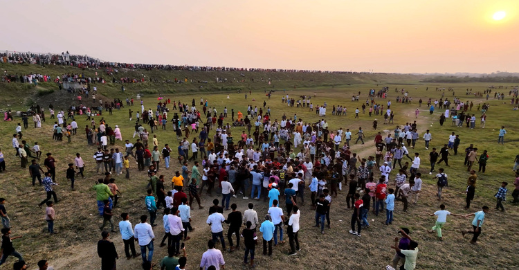 নড়াইলের লোহাগড়ায় ঘোড়দৌড় প্রতিযোগিতা দেখতে মানুষের ঢল