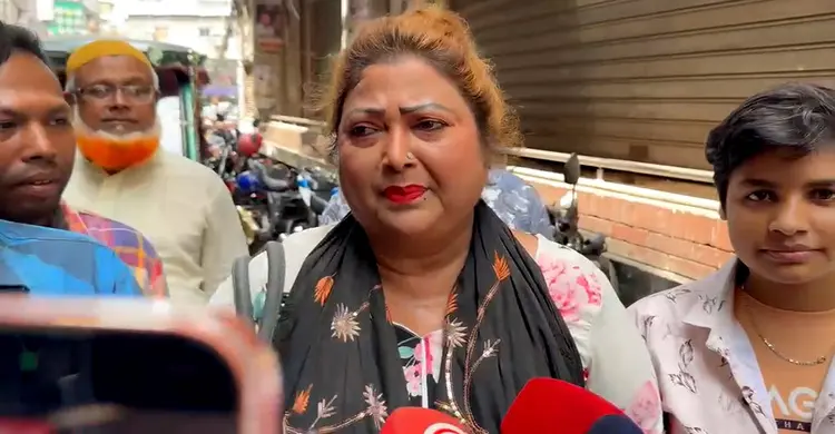 তারকাদের মেকআপ নিয়ে কটাক্ষ, ক্ষোভ ঝাড়লেন রিনা খান