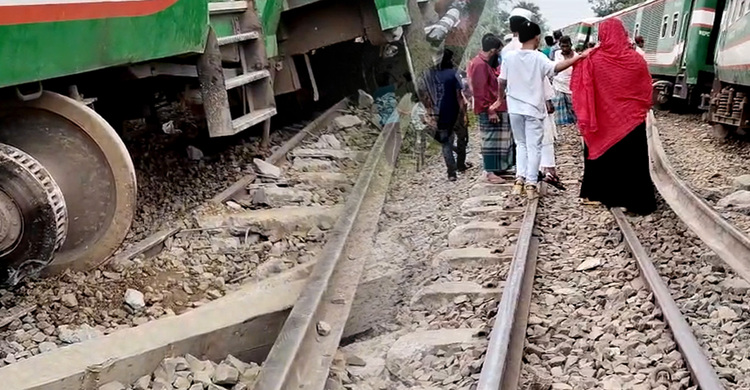 বগুড়ায় নীলসাগর এক্সপ্রেস লাইনচ্যুত,যা বলছেন প্রত্যক্ষদর্শীরা