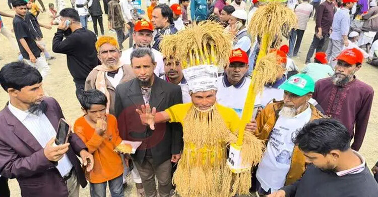 তারেক রহমানকে দেখতে ধানের শীষ গায়ে জড়িয়ে সমাবেশ মাঠে সেলিম