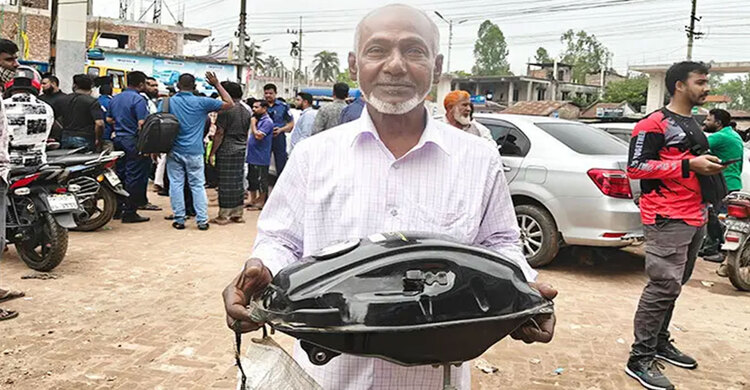 মোটরসাইকেলের ট্যাংক নিয়ে পাম্পে দুই ব্যক্তি, তবুও পেলেন না তেল