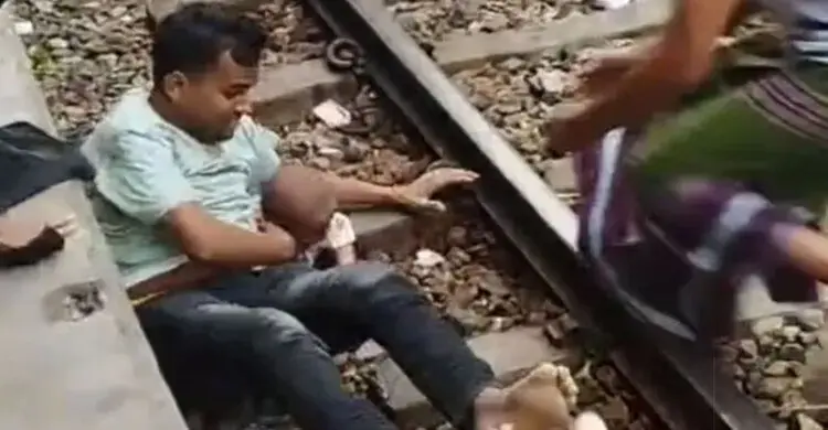 ট্রেনের নিচে ঝাঁপ দিয়ে ছেলেকে বাঁচালেন বাবা