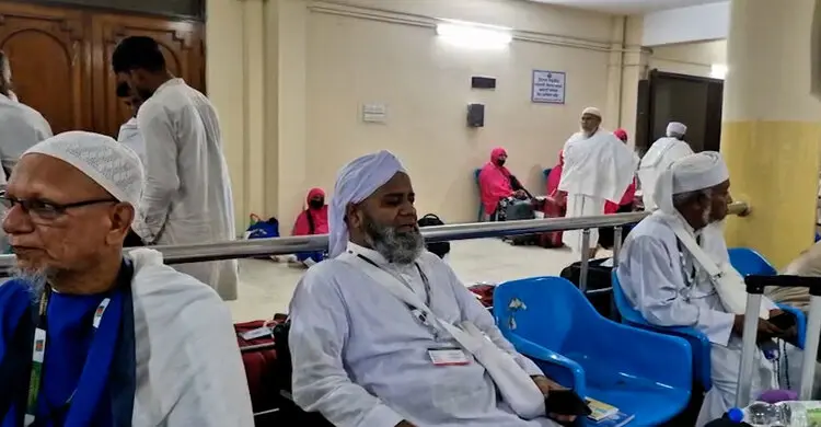 হজ কবুলের আশায় অশ্রুসিক্ত হজযাত্রীরা