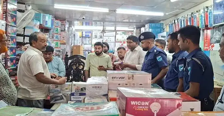 ৪ হাজার টাকার চার্জার ফ্যান ৭ হাজারে বিক্রি, ব্যবসায়ীকে জরিমানা