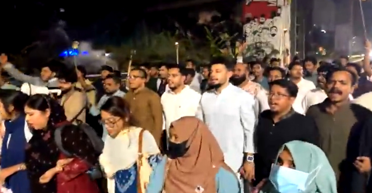 আ'লীগের লকডাউনের প্রতিবাদে বাংলামোটরে জাতীয় যুবশক্তির ম'শা'ল মিছিল
