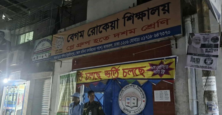 রাতে ভোটকেন্দ্রের সামনে উৎসুক জনতা, পাহারায় দলীয় নেতাকর্মীরাও