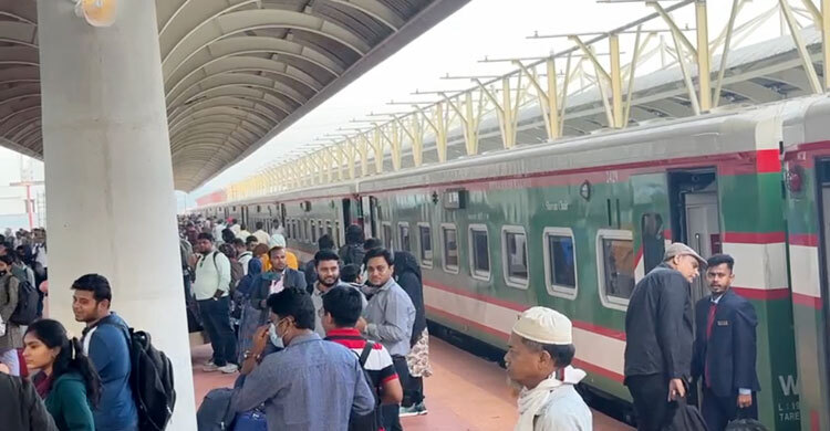 আধাঘণ্টা দেরিতে পর্যটন নগরীতে পৌঁছালো ‘কক্সবাজার এক্সপ্রেস’