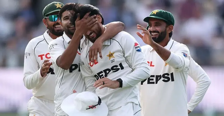 পেসারদের কল্যাণে বৃষ্টিভেজা দিনটি পাকিস্তানের