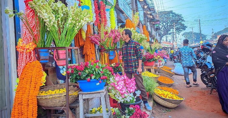 বিজয় দিবস ঘিরে ব্যস্ত গাইবান্ধার ফুল বিক্রেতারা