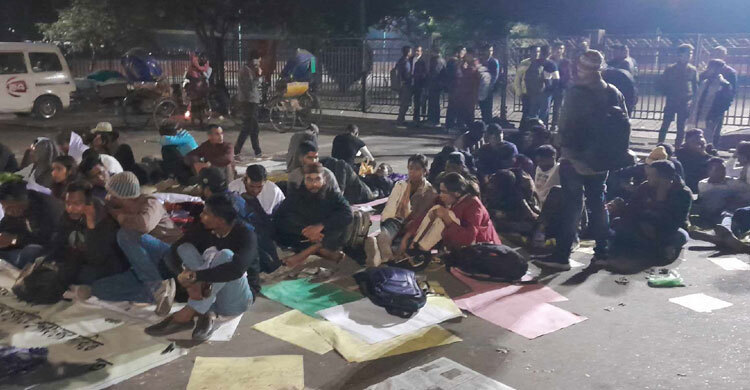 সচিবালয়ের সামনে আমরণ অনশনে অব্যাহতিপ্রাপ্ত এসআইরা