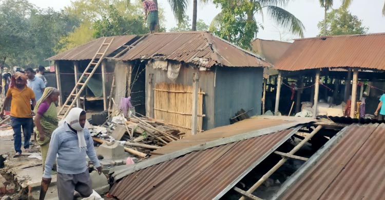 ঘর হারিয়ে কাঁদছেন ৫ সহোদর, জনরোষে পালালেন ম্যাজিস্ট্রেট