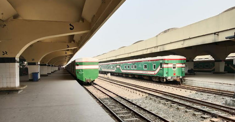 কমলাপুর স্টেশন ফাঁকা, ট্রেনের টিকিটে বাসে চড়ছেন অনেকে