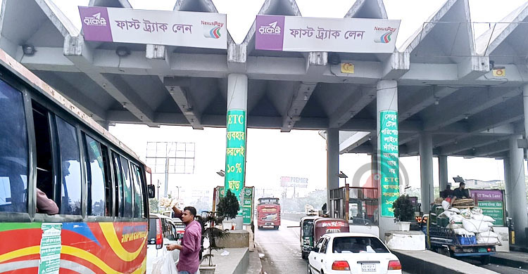 শাহ আমানত সেতুর টোল প্লাজায় যানজটে নাকাল যাত্রীরা