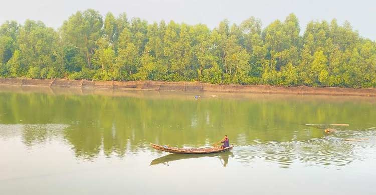 নাফনদীতে মাছ ধরার সুযোগ পেয়ে উচ্ছ্বসিত জেলেরা
