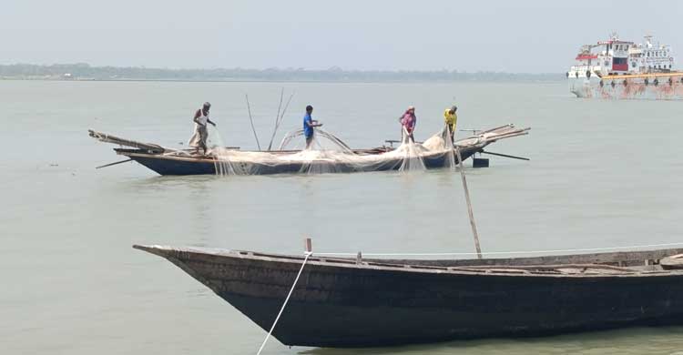 নিষেধাজ্ঞার ১০ দিনেও জেলেদের ভাগ্যে জোটেনি সরকারি চাল
