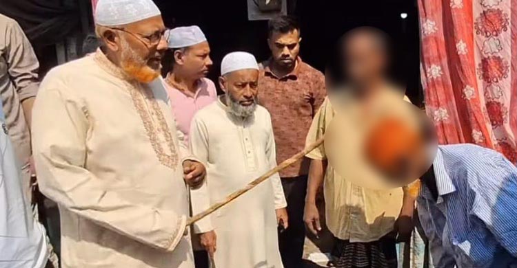 রোজা না রাখায় হোটেল থেকে বের করে এনে কান ধরিয়ে ওঠবস