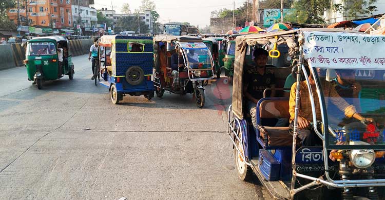 নিষেধাজ্ঞা কাগজে, উত্তরাঞ্চলে মহাসড়ক দাপিয়ে বেড়াচ্ছে থ্রি-হুইলার