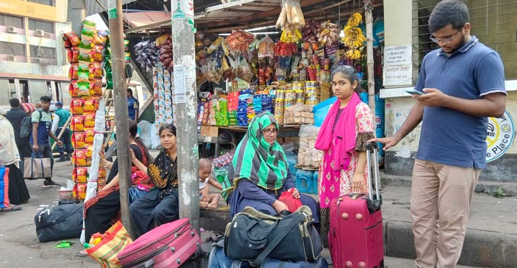 কাঙ্ক্ষিত যাত্রী না পেলেও ভিড় বেড়েছে গাবতলীতে