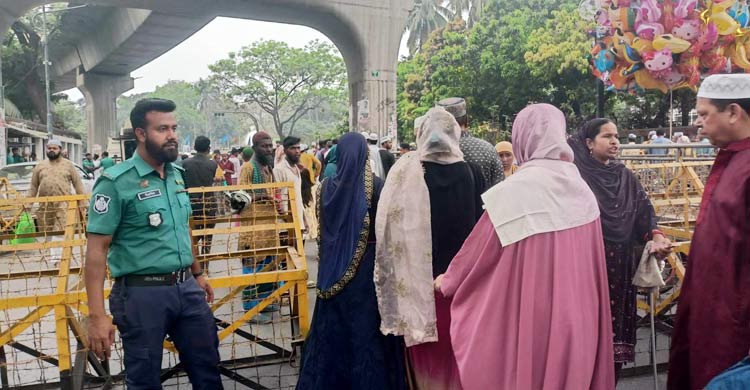 ঢাকার মানুষের নিরাপত্তায় সড়কে কাটছে পুলিশের ঈদ