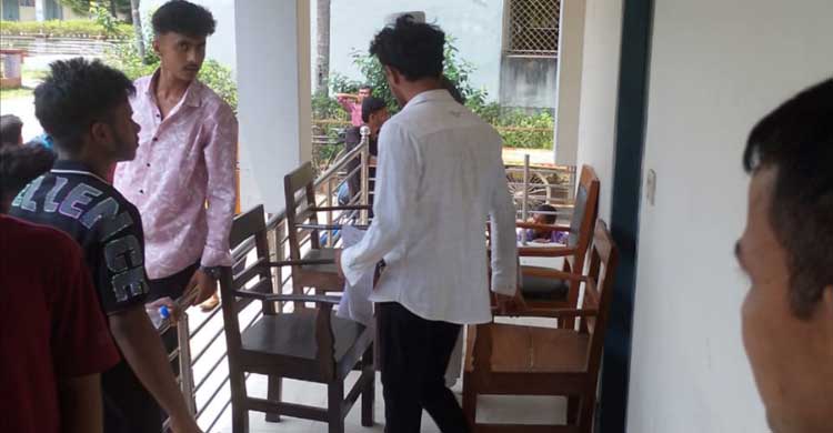 লাইনে দাঁড়াতে বলায় নির্বাচন কর্মকর্তা লাঞ্ছিত, মোবাইল ভাঙচুর