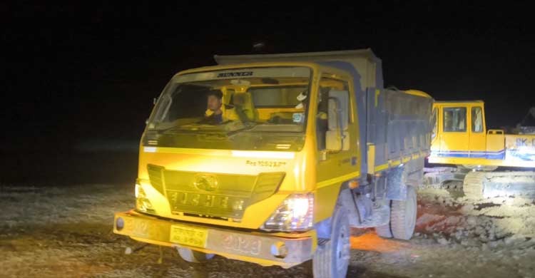 হাওরের মাটি কেটে জমজমাট ব্যবসা, মুখ খুললেই হয়রানি