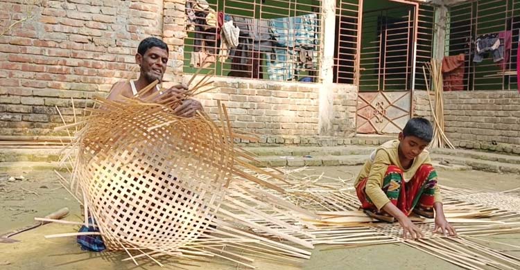 বাঁশ-বেত শিল্পে সংসার চলে না কারিগরদের