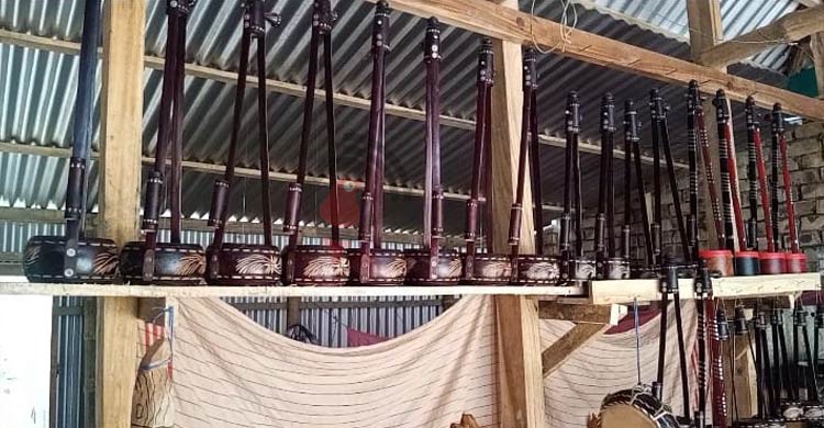 দেশ পেরিয়ে বিদেশে যাচ্ছে হেলাল সাধুর একতারা-দোতারা 