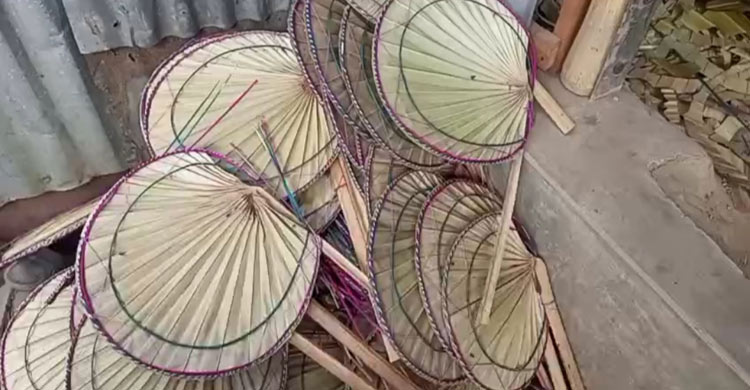 লাভ সীমিত, সংসার চালাতে হিমশিম হাতপাখা তৈরির কারিগররা