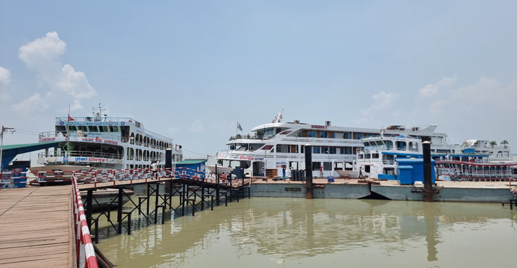 যাত্রী সংকটে অর্ধেকে নেমেছে লঞ্চ চলাচল