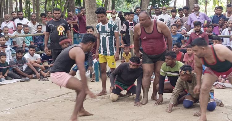 ফরিদপুরে হাডুডু খেলা দেখতে মানুষের ভিড়