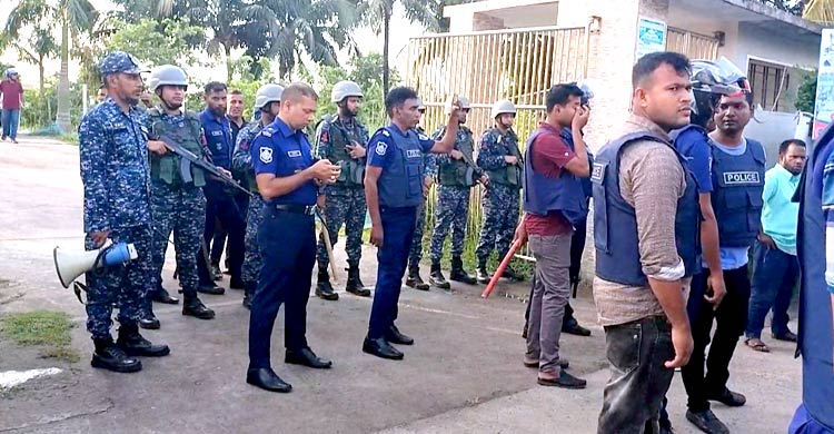 মোংলায় এনসিপির মামলার প্রতিবাদে বিএনপির থানা ঘেরাও
