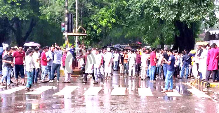 ইশরাক সমর্থকদের রাতভর অবস্থানের পর সকালেও বিক্ষোভ অব্যাহত