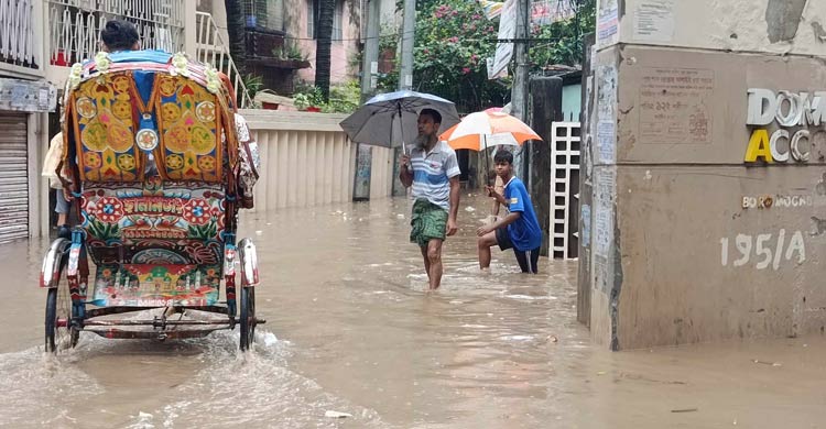 ঢাকায় বৃষ্টিতে জলাবদ্ধতায় জনদুর্ভোগ