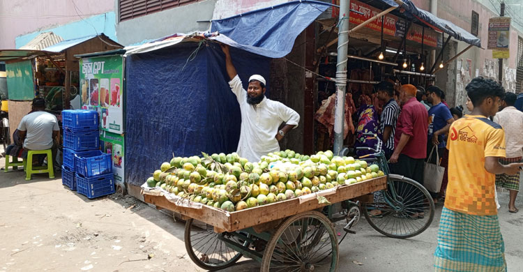 ভ্যানে জমজমাট আম বিক্রি