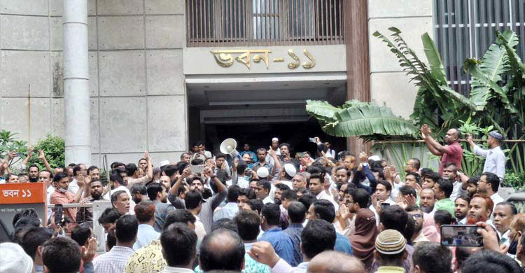 দুর্নীতিবাজ কর্মকর্তাদের দৌরাত্ম্য বাড়বে, বেশি ভুগবে নিরীহরা