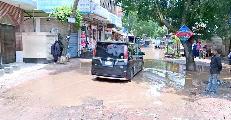বৃষ্টি হলেই যেন খালে পরিণত হয় সড়ক