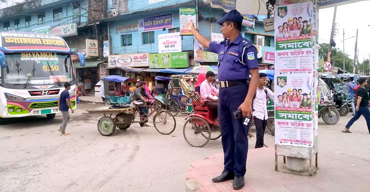 সড়ক দখল করে যাত্রী ওঠানামা, চুপ ট্রাফিক পুলিশ!