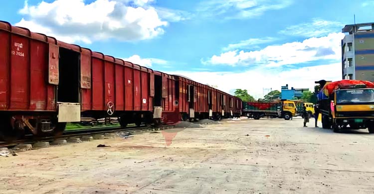 ভারতের নির্দিষ্ট কিছু পণ্যে সাময়িক নিষেধাজ্ঞা থাকলেও দর্শনা রেলবন্দর দিয়ে আমদানি কার্যক্রম পুরোপুরি বন্ধ হয়নি। তবে আগের তুলনায় আমদানির
