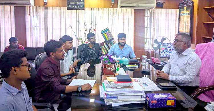 কোটা বাতিলসহ ৪ দাবিতে ইবি উপাচার্যকে স্মারকলিপি