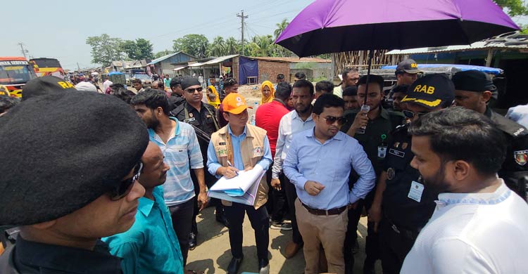 লক্ষ্মীপুরে দ্বিগুণ বাসভাড়া আদায়, ইউএনও’র নির্দেশে ফেরত