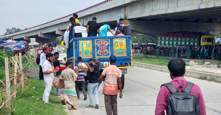 চার গুণ বেশি ভাড়া নেওয়ার অভিযোগ যাত্রীদের