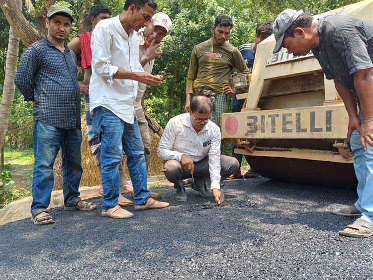 এক সড়কে চাঙ্গা ১০ গ্রামের অর্থনীতি