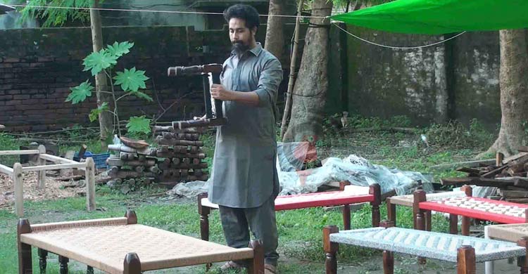 চাঁপাইনবাবগঞ্জের দড়ির খাটলা নজর কেড়েছে অভিজাতদের