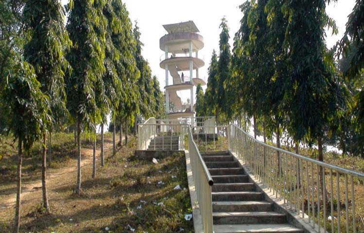 যেখানে দাঁড়ালে দেখা যায় দুই দেশের পাহাড়
