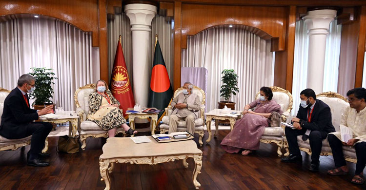 দেশ-বিদেশ থেকে ছড়ানো গুজব এক প্রকার অবিরাম বোমাবর্ষণ: ড. ইউনূস