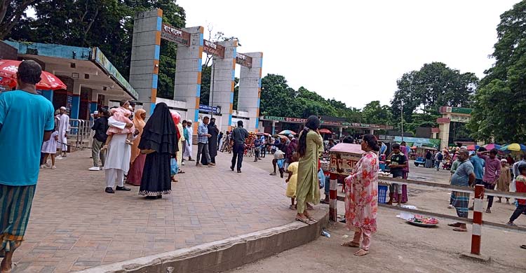 ছুটির দিনেও চিড়িয়াখানায় দর্শনার্থীদের ভিড় কম