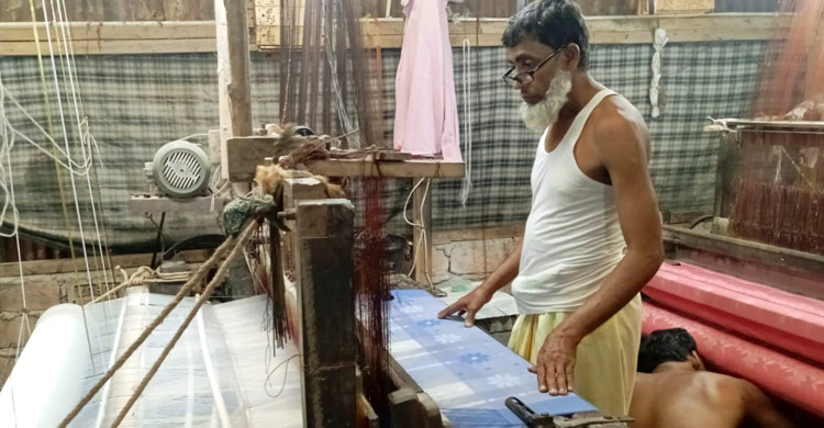 ঋণের চাপে ধুঁকছে তাঁতিরা
