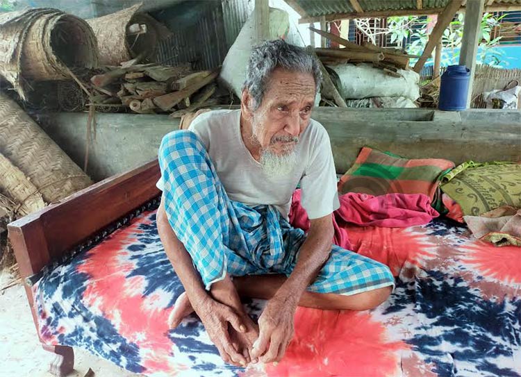 ছেলেরা থাকেন পাকাঘরে, বাবা-মা গোয়ালঘরে
